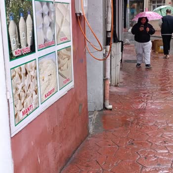 Türk Telekom Fiber Kutusundan Çıkan Kablolar Açıkta Bırakılarak Yaya Güvenliğini Tehdit Ediyor