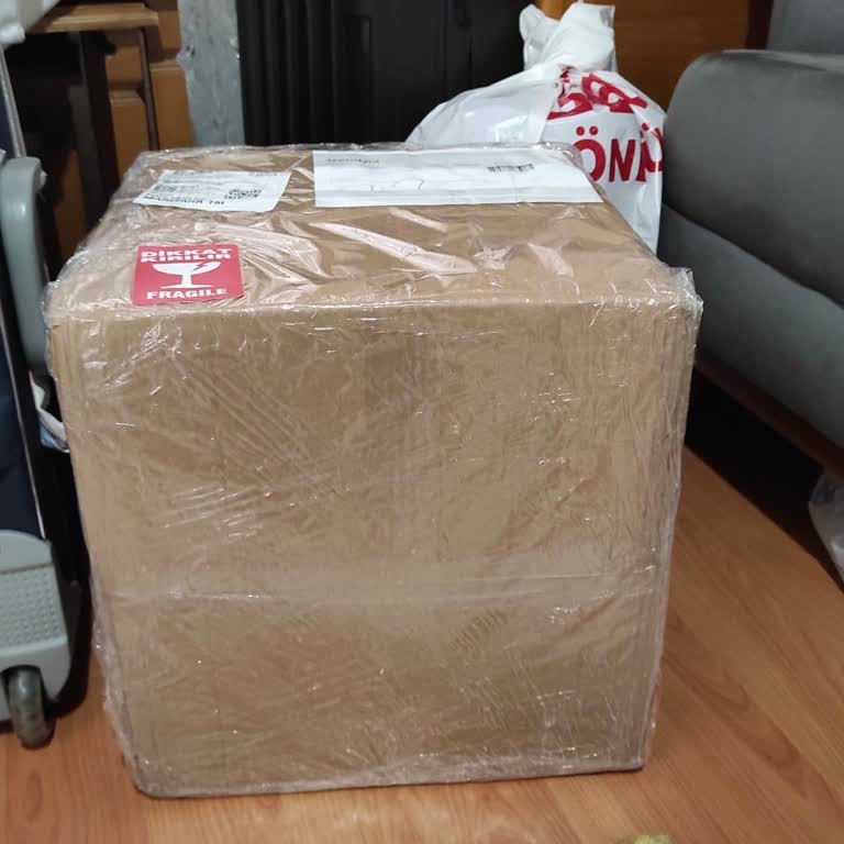 Kırılabilir Kargo Apartman Girişine Bırakıldı Ve Müşteri Hizmetleri Yanıtsız