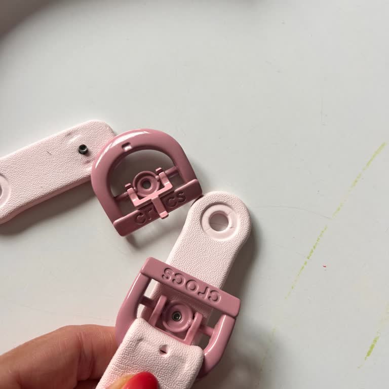 Crocs Clog'taki Kemer Tokası Sürekli Çıkıyor Ve Müşteri Hizmetlerinden Cevap Gelmiyor