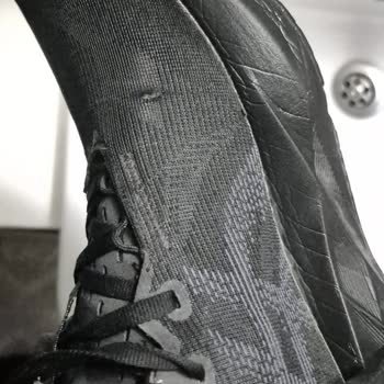 ASICS Novablast zeigt starke Abnutzung nach kurzer Nutzungsdauer