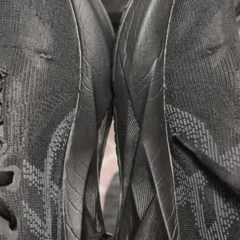ASICS Novablast zeigt starke Abnutzung nach kurzer Nutzungsdauer