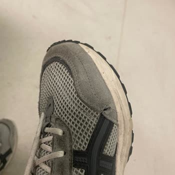 ASICS GEL-1090v2 zeigt nach sieben Monaten Risse und Löcher