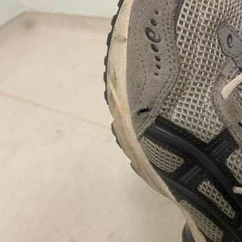 ASICS GEL-1090v2 zeigt nach sieben Monaten Risse und Löcher