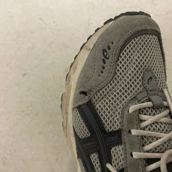 ASICS GEL-1090v2 zeigt nach sieben Monaten Risse und Löcher