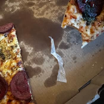 Yemeksepeti'de Pizza Milano Siparişinde Plastik Parça Çıktı, Sağlık Riski Ve Yorum Kısıtlaması