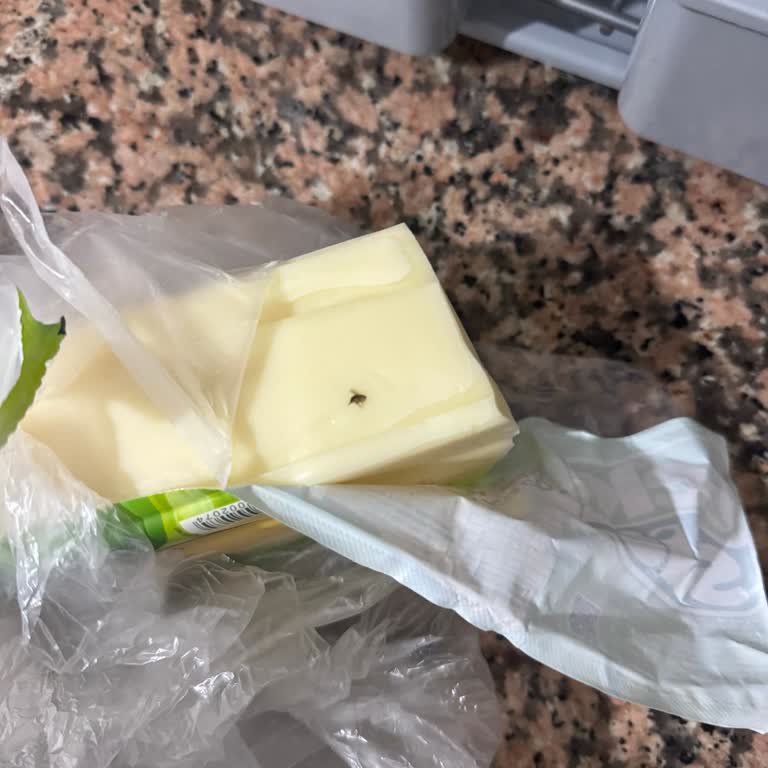 Anpagros Marketinde Ölü Sinek İçeren Teksüt Kaşar Peynirine Dair Şikayet