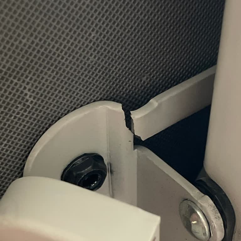IKEA'da Kırılan Sandalye İçin Gerçek Teknik Rapor Talebi