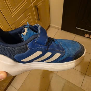 Deichmann Mağazasından Adidas Ayakkabısının Dil Kısmındaki Üretim Hatası