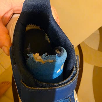 Deichmann Mağazasından Adidas Ayakkabısının Dil Kısmındaki Üretim Hatası