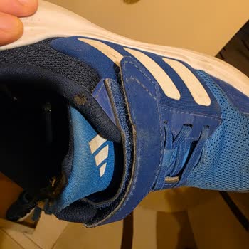 Deichmann Mağazasından Adidas Ayakkabısının Dil Kısmındaki Üretim Hatası