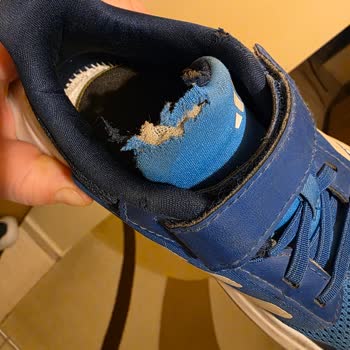 Deichmann Mağazasından Adidas Ayakkabısının Dil Kısmındaki Üretim Hatası