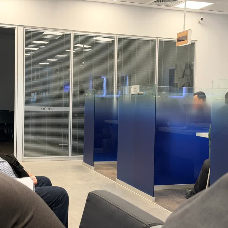 İş Bankası Beydağı Şubesinde Uzun Bekleme Ve Kaba Tutum