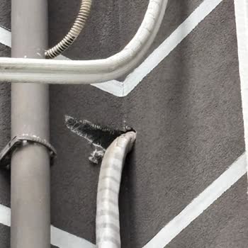 Körfez Teknik Hatalı Klima Montajı Nedeniyle Su Sızıntısı Ve Duvar Hasarı