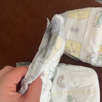 Migros Prima Premium Bebek Bezinde Yıpranmış Kenarlar Ve Siyah Lekeler