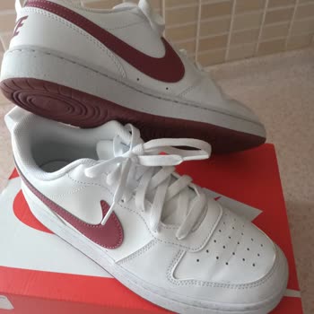 Ayak Vuran Nike Ayakkabı İçin Deichmann Mağazasının İade Ve Değişim Reddi