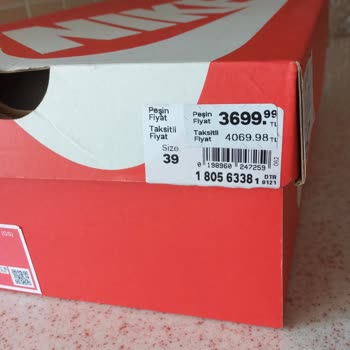 Ayak Vuran Nike Ayakkabı İçin Deichmann Mağazasının İade Ve Değişim Reddi