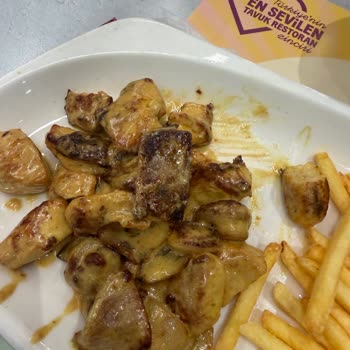 Antalya Özdilek AVM Tavuk Dünyası Şubesinde Yanık Yemek Servisi