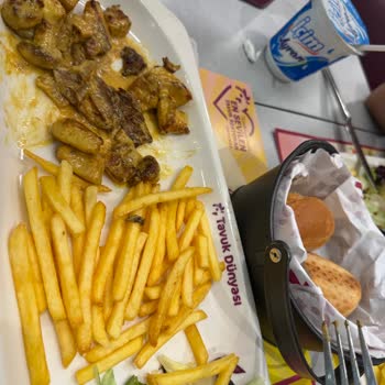 Antalya Özdilek AVM Tavuk Dünyası Şubesinde Yanık Yemek Servisi