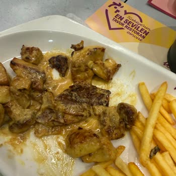 Antalya Özdilek AVM Tavuk Dünyası Şubesinde Yanık Yemek Servisi
