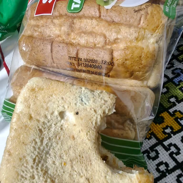 Migros Şubesinde UNO Markalı Süper Sandviç Tam Buğdaylı Ekmekte Küf Tespiti Ve İade Talebi
