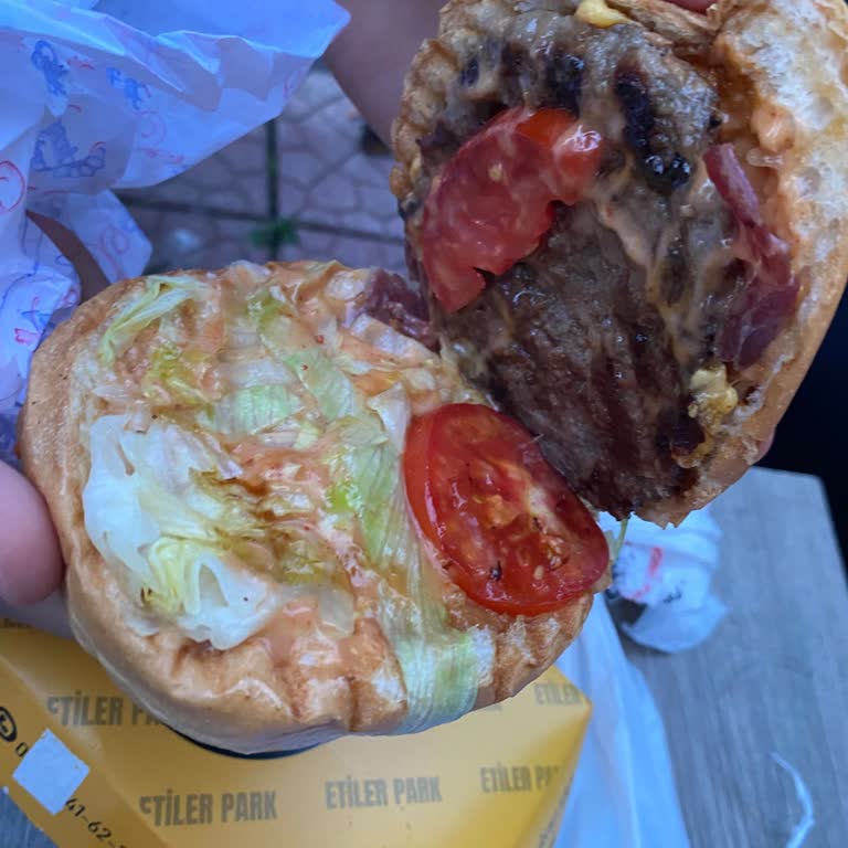 Yemeksepeti Etiler Park'tan Bayat Burger Ve Sağlık Riski: İade Talebi