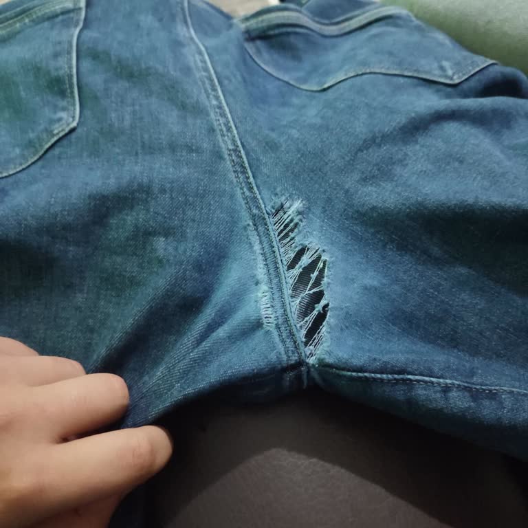 Mavi Mağazasındaki Hunter Pantolonunda Kısa Sürede Yırtık