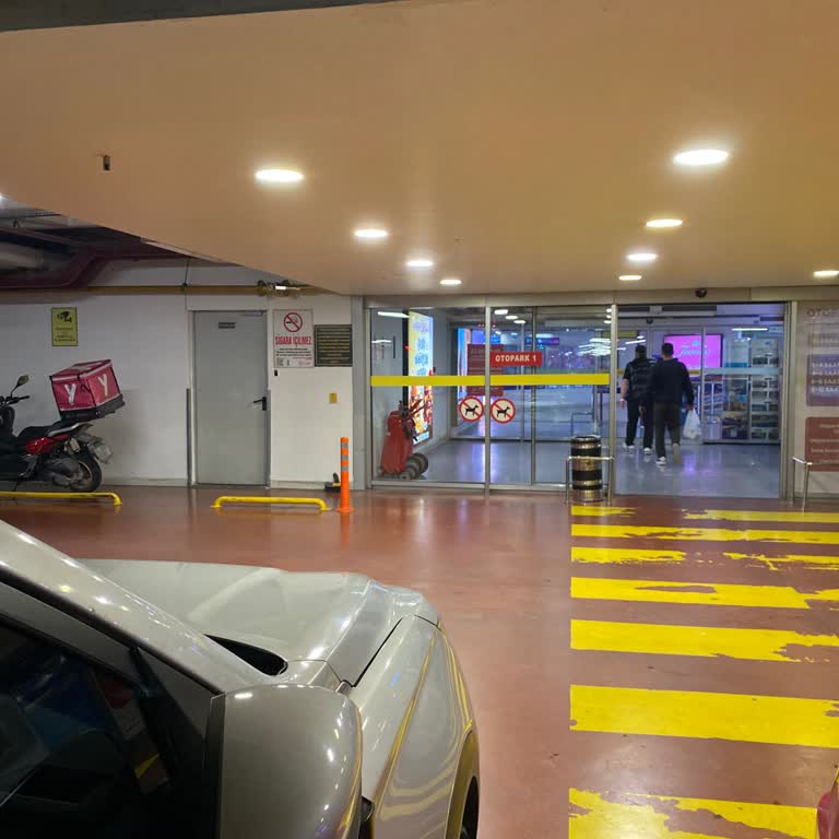 LCW Bursa Kent Meydanı Mağazasında Kapanışa Yakın Zorla Çıkış