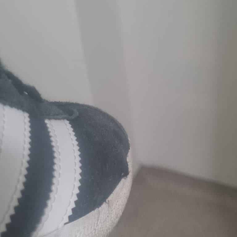 Adidas Gazelle Sağ Tek Ayakkabısında İlk 10 Günde Deformasyon Ve Yırtılma