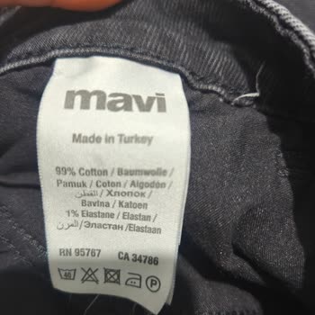 Mavi Siyah Kot Pantolonunda İlk Yıkamada Oluşan Kalıcı Beyaz Çizgiler Ve Yırtılma