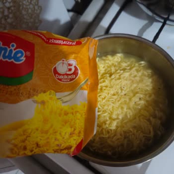 Indomie Köri Aromalı Noodle’da Böcek Benzeri Siyah Parçacıklar Ve Hijyen Sorunu
