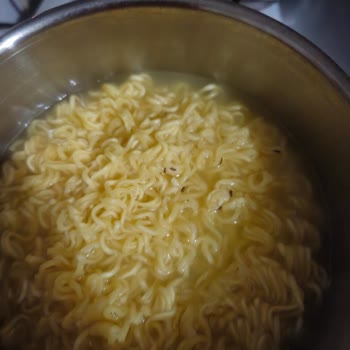 Indomie Köri Aromalı Noodle’da Böcek Benzeri Siyah Parçacıklar Ve Hijyen Sorunu