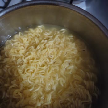 Indomie Köri Aromalı Noodle’da Böcek Benzeri Siyah Parçacıklar Ve Hijyen Sorunu