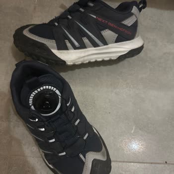 Vicco Çocuk Spor Ayakkabısının Otomatik Bağcık Sistemi Açılıyor Ve Güvenlik Tehlikesi Oluşturuyor