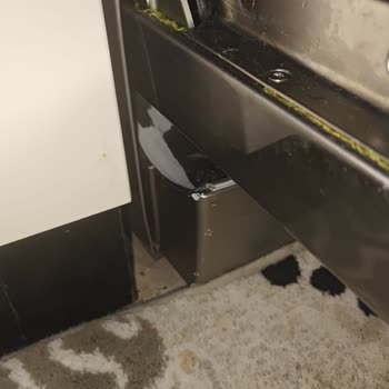 Bosch Bulaşık Makinesinde Kapak Sürtme Ve Boya Çıkarma Sorunu Tekrarlıyor, Değişim Talebi