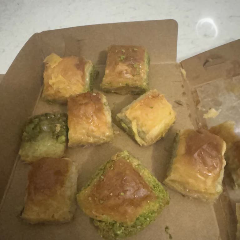 Migros Yemek Keçiören Şubesinde Köşe Parçalarıyla Hazırlanan Normal Fıstıklı Baklava Ve Yetersiz Çözüm