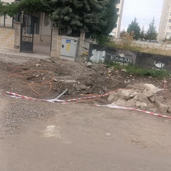 Kocasinan Belediyesi Çukuru Engelli Ve Bebek Arabalıların Girişini Tehlikeye Atıyor