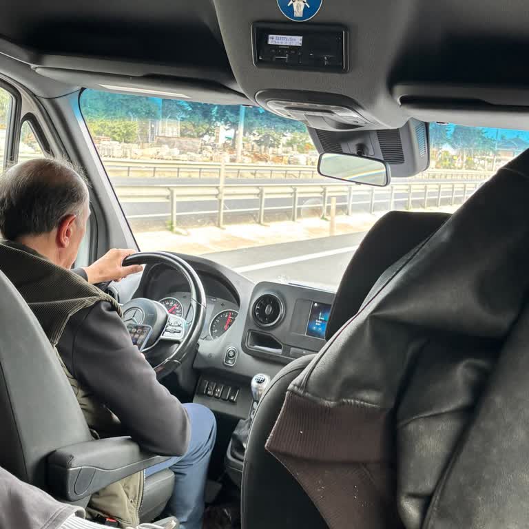 Yolunda Turizm Şoförünün Telefonla Sürüşü Ciddi Güvenlik İhlali