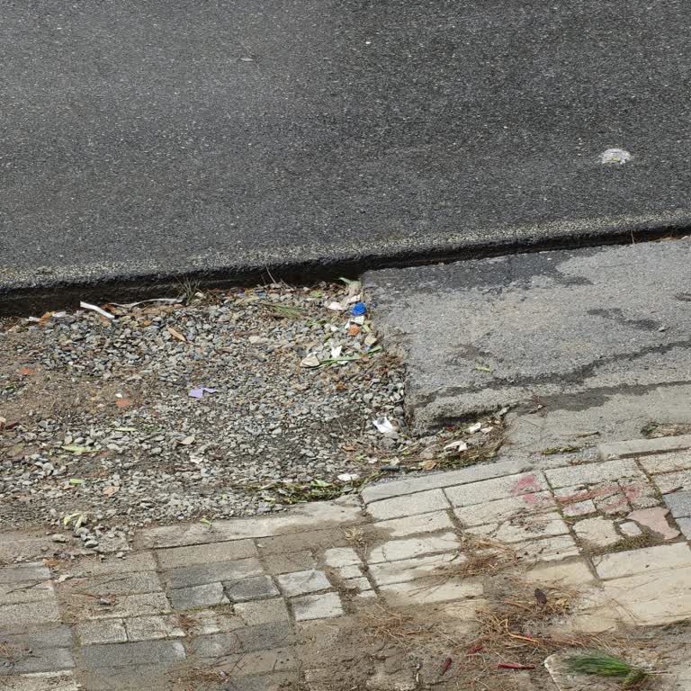 AYEDAŞ’ın Barbaros Mahallesi Kazılarındaki Çukurlar Ve Eksik Asfalt Yol Güvenliğini Tehdit Ediyor