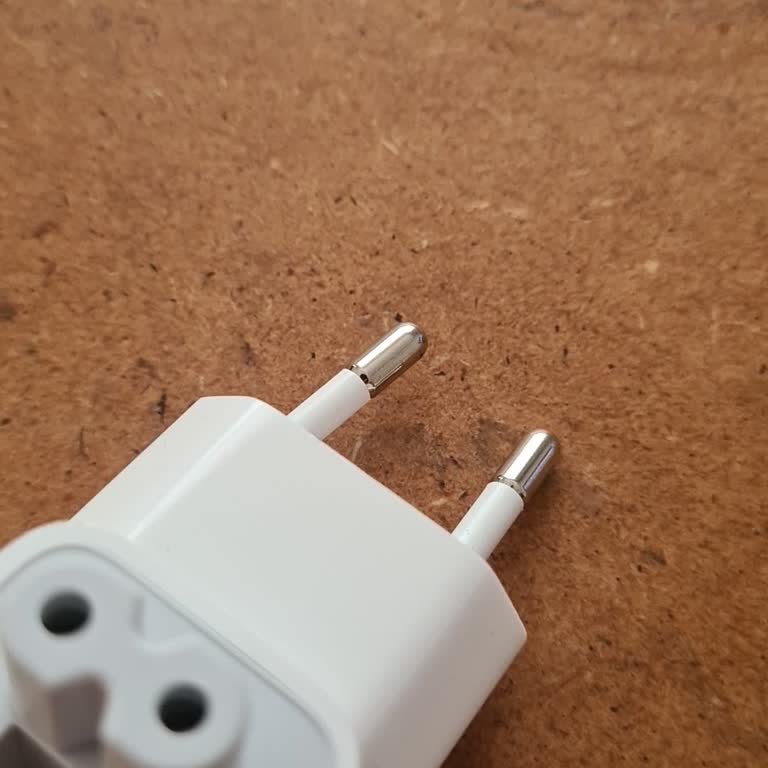 Media Markt Mağazasında Satın Alınan Şarj Adaptörünün Eğri Olması Ve Ücretsiz Değişim Talebi