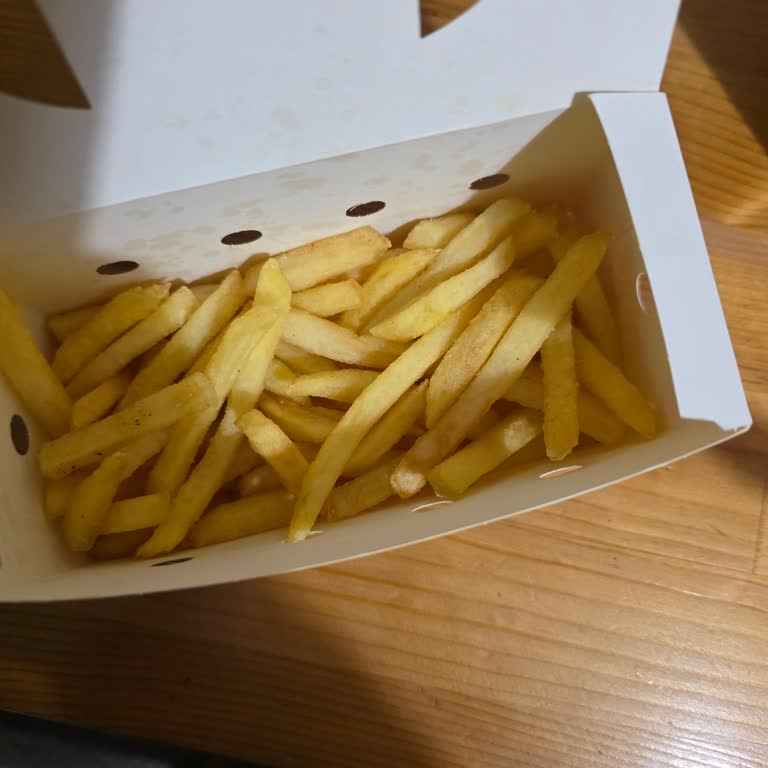 Ücretini Ödeyen Termal Çanta İçinde Buz Gibi Soğuk Ve Bayat Yemek, Soslar Yok