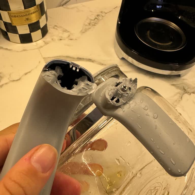Smeg Kahve Makinesinin Cam Demlik Sapı Kırıldı Ve Garanti Dışı Olarak Değerlendirildi