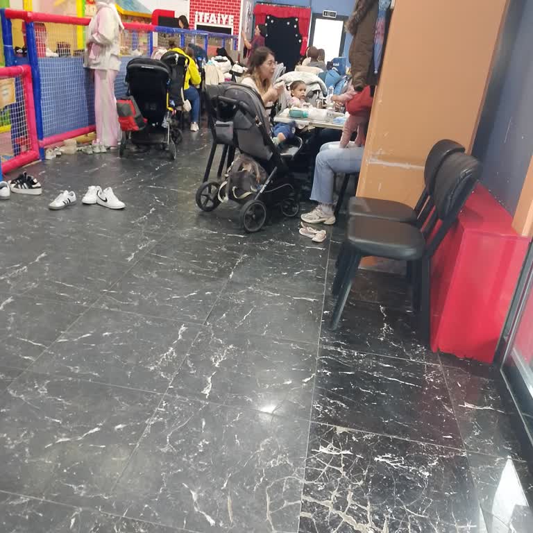 Eşit Muamele Talebi Dışarıdan Getirilen Yiyecekler Tek Masaya Yasaklandı