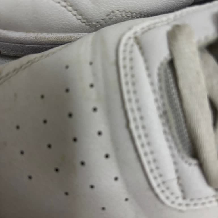 FLO’dan Reebok Sneakers'te Koku Ve Hızlı Yıpranma, Anında İade Talebi