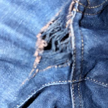 Levis Mağazasında Yırtılan Kot Pantolonların Aynı Model Yeni Ürünle Değişim Talebi