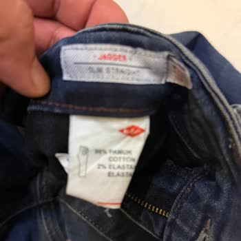 Levis Mağazasında Yırtılan Kot Pantolonların Aynı Model Yeni Ürünle Değişim Talebi