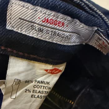 Levis Mağazasında Yırtılan Kot Pantolonların Aynı Model Yeni Ürünle Değişim Talebi