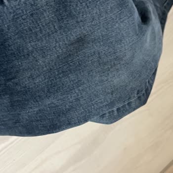 Mavi Ve Trendyol’da Çekilen Ve Sararan Pantolonlar Ve Kaba Mağaza Personeli