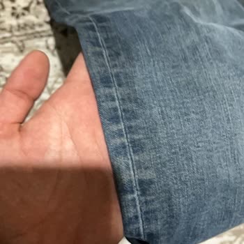 Mavi Ve Trendyol’da Çekilen Ve Sararan Pantolonlar Ve Kaba Mağaza Personeli