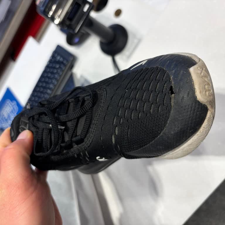 Sneaks Up Cadde54 Mağazasında Nike Air Max 270 Ayakkabısının Kısa Sürede Kendiliğinden Delinmesi