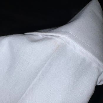 Beyaz Gömlekteki Leke Nedeniyle Tam İade Ve Ücretsiz Kargo Toplama Talebi